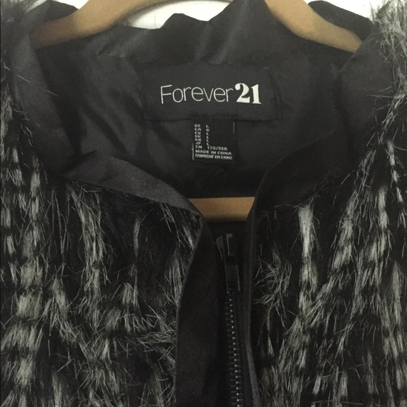 Forever 21 Black Faux Fur Vest - Picture 2 of 2
